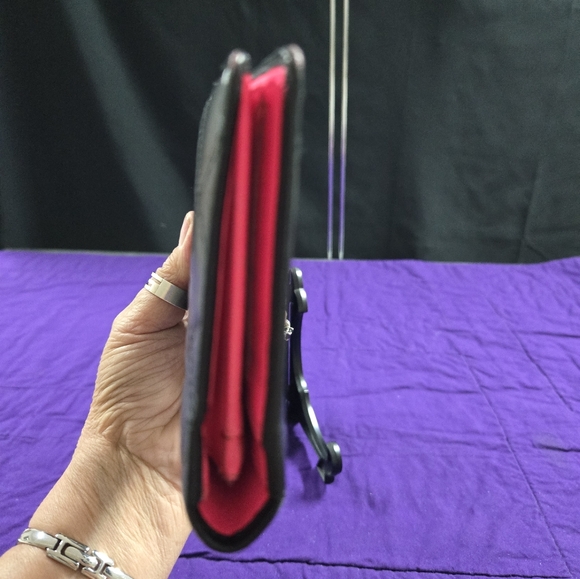 AUTHENTIC CHANEL CAMBON LAMBSKIN BLACK LEATHER WITH WHITE CC'S WALLET - Picture 3 of 11